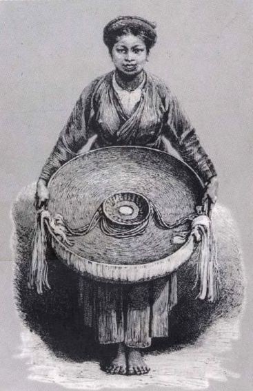 Hình ảnh tiêu biểu của người phụ nữ Việt với trang phục áo tứ thân đeo yếm, nón quai thao, tóc vấn quanh đầu, đi chân đất, nhuộm răng đen...